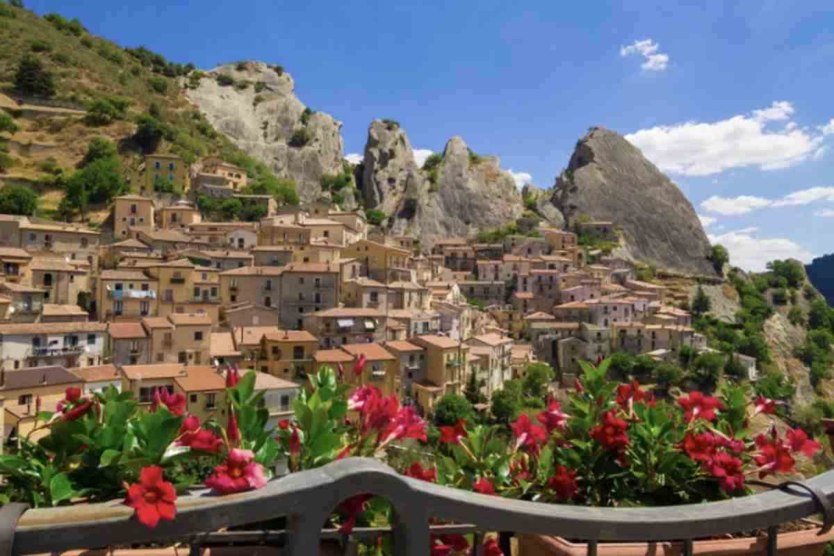 Tra questi, spiccano Castelmezzano, gioiello incastonato nelle Dolomiti Lucane in Basilicata, e Gangi, suggestiva località nelle Madonie