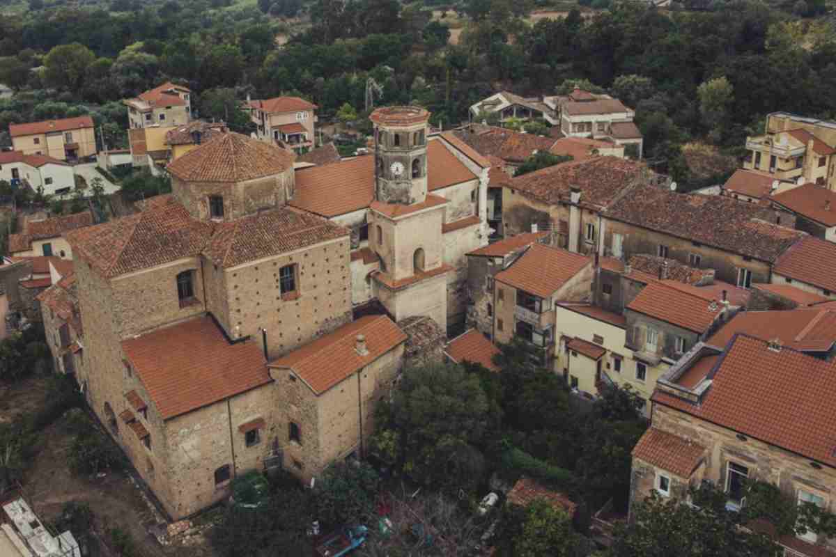 Situato all’interno del vasto Parco Nazionale del Cilento, Vallo di Diano e Alburni, Ceraso gode di una posizione privilegiata
