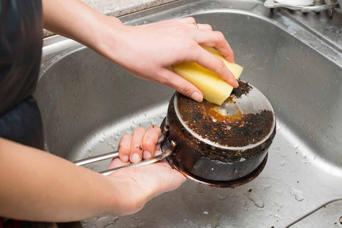 Pentole e tubature brillano come nuove in un minuto