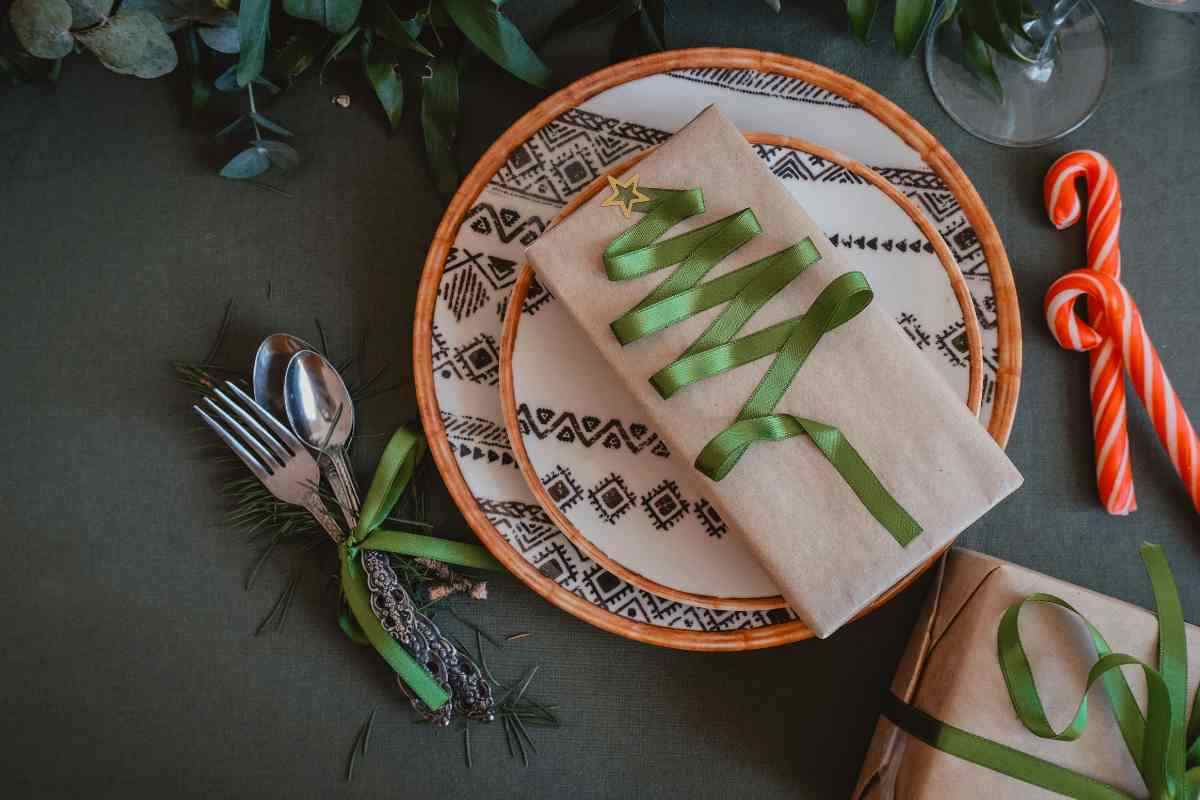 A Natale non mettere la solita tovaglia rossa: così stupisci tutta la famiglia con eleganza